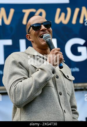 Brighton, East Sussex, Großbritannien. Juli 2024. Fußballfans im „4TheFans“ Big Screen Fanpark, St Peters Church, Central Park, Brighton East Sussex England UK. England gegen Schweiz 2024 UEFA Euro am 6. Juli 2024 Credit: Caron Watson/Alamy Live News Stockfoto