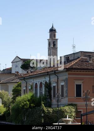 LIMONE SUL GARDA, ITALIEN - 13. JUNI 2024: Blick auf den Turm der Kirche San Benedetto Stockfoto