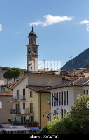 LIMONE SUL GARDA, ITALIEN - 13. JUNI 2024: Blick auf den Turm der Kirche San Benedetto Stockfoto