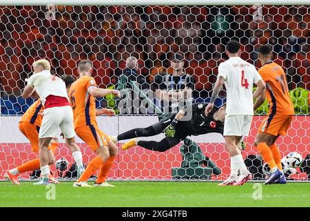 Berlin, Deutschland. Juli 2024. Fußball, UEFA Euro 2024, Europameisterschaft, Niederlande - Türkei, Endrunde, das Viertelfinale im Olympiastadion Berlin, Stefan de Vrij (3. von links) aus den Niederlanden erzielt das Tor mit 1:1. Quelle: Marcus Brandt/dpa/Alamy Live News Stockfoto