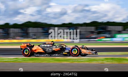 NORTHAMPTONSHIRE, VEREINIGTES KÖNIGREICH. Juli 24. Lando Norris (Großbritannien) von McLaren Action in der heutigen Qualifying Session während des Grand Prix 2024 von Qatar Airways auf dem Silverstone Circuit am Samstag, den 06. Juli 2024 in NORTHAMPTONSHIRE, ENGLAND. Quelle: Taka G Wu/Alamy Live News Stockfoto