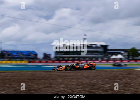 NORTHAMPTONSHIRE, VEREINIGTES KÖNIGREICH. Juli 24. Lando Norris (Großbritannien) von McLaren Action in der heutigen dritten Übungssitzung während des Grand Prix 2024 von Qatar Airways auf dem Silverstone Circuit am Samstag, den 06. Juli 2024 in NORTHAMPTONSHIRE, ENGLAND. Quelle: Taka G Wu/Alamy Live News Stockfoto