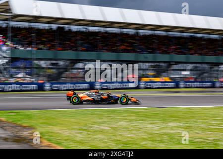 NORTHAMPTONSHIRE, VEREINIGTES KÖNIGREICH. Juli 24. Oscar Piastri (Australien) von McLaren Action im heutigen Qualifying-Session während des Grand Prix 2024 von Qatar Airways auf dem Silverstone Circuit am Samstag, den 06. Juli 2024 in NORTHAMPTONSHIRE, ENGLAND. Quelle: Taka G Wu/Alamy Live News Stockfoto