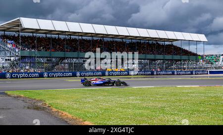 NORTHAMPTONSHIRE, VEREINIGTES KÖNIGREICH. Juli 24. Logan Sargeant (USA) von Williams Racing Action im heutigen Qualifying-Session während des Qatar Airways British Grand Prix 2024 auf dem Silverstone Circuit am Samstag, den 06. Juli 2024 in NORTHAMPTONSHIRE, ENGLAND. Quelle: Taka G Wu/Alamy Live News Stockfoto