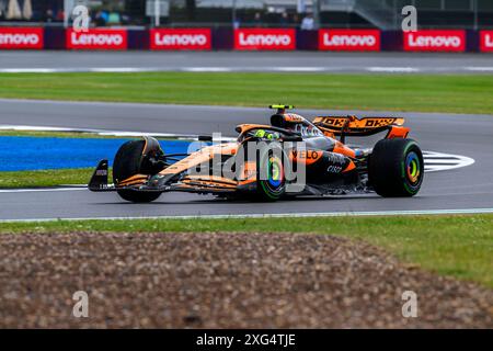 NORTHAMPTONSHIRE, VEREINIGTES KÖNIGREICH. Juli 24. Lando Norris (Großbritannien) von McLaren Action in der heutigen dritten Übungssitzung während des Grand Prix 2024 von Qatar Airways auf dem Silverstone Circuit am Samstag, den 06. Juli 2024 in NORTHAMPTONSHIRE, ENGLAND. Quelle: Taka G Wu/Alamy Live News Stockfoto