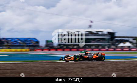 NORTHAMPTONSHIRE, VEREINIGTES KÖNIGREICH. Juli 24. Oscar Piastri (Australien) von McLaren Action in der heutigen dritten Übungssitzung während des Grand Prix 2024 von Qatar Airways auf dem Silverstone Circuit am Samstag, den 06. Juli 2024 in NORTHAMPTONSHIRE, ENGLAND. Quelle: Taka G Wu/Alamy Live News Stockfoto