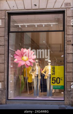 Rom, Italien, 6. Juli 2024. Die Sommersaison hat gerade in Rom und in den meisten italienischen Regionen begonnen. Geschäfte im historischen Zentrum von Rom. Quelle: Brad Sterling/Alamy Live News Stockfoto