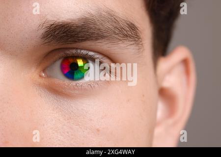 Das Auge des Mannes ist in Regenbogenfarben getönt, Nahaufnahme Stockfoto