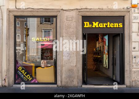 Rom, Italien, 6. Juli 2024. Die Sommersaison hat gerade in Rom und in den meisten italienischen Regionen begonnen. Geschäfte im historischen Zentrum von Rom. Quelle: Brad Sterling/Alamy Live News Stockfoto