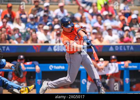 Minneapolis, Minnesota, USA. Juli 2024. Der Houston Astros Center Fielder JAKE MEYERS (6) trifft den Ball während eines MLB-Baseballspiels zwischen den Minnesota Twins und den Houston Astros im Target Field. Die Twins gewannen mit 9:3. (Kreditbild: © Steven Garcia/ZUMA Press Wire) NUR REDAKTIONELLE VERWENDUNG! Nicht für kommerzielle ZWECKE! Quelle: ZUMA Press, Inc./Alamy Live News Stockfoto