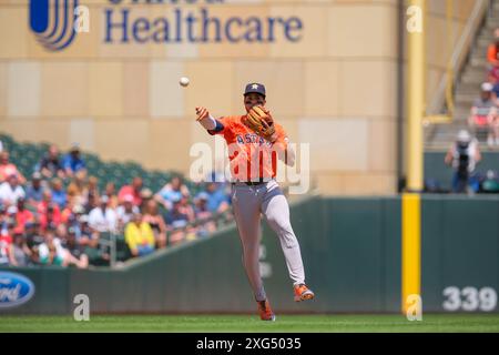 Minneapolis, Minnesota, USA. Juli 2024. Houston Astros Shortstop JEREMY PENA (3) wirft den Ball zur ersten Base während eines MLB-Baseballspiels zwischen den Minnesota Twins und den Houston Astros im Target Field. Die Twins gewannen mit 9:3. (Kreditbild: © Steven Garcia/ZUMA Press Wire) NUR REDAKTIONELLE VERWENDUNG! Nicht für kommerzielle ZWECKE! Quelle: ZUMA Press, Inc./Alamy Live News Stockfoto