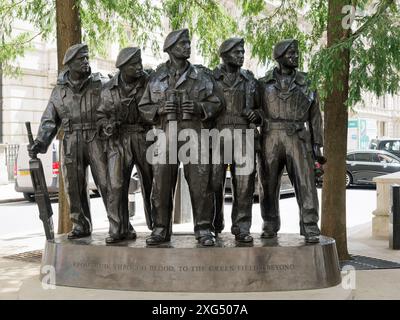 Blick auf das Royal Tank Regiment Memorial, eine Skulptur von Vivien Mallock im Londoner Whitehall Court Stockfoto