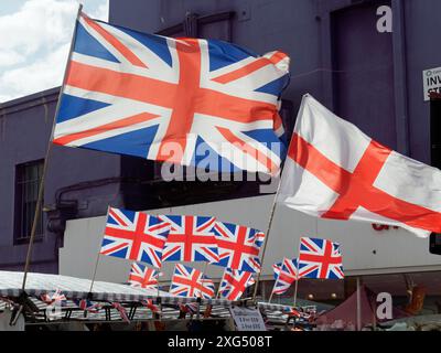 Ansicht mit Blick auf eine union Jack Fahnen flattern im Wind Stockfoto