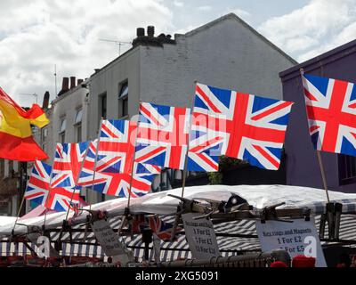 Ansicht mit Blick auf eine union Jack Fahnen flattern im Wind Stockfoto