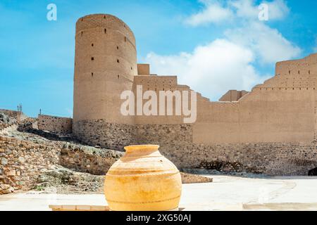 Bahla Zitadelle Festungsmauern und Bastion mit Amphoren im Vordergrund, Bahla, Oman Stockfoto