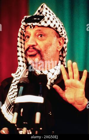 Yasser ARAFAT Mohammed Yasser Abdel Rahman Abdel Raouf Arafat al-Qudwa (* 24. August 1929, 11. November 2004) war ein palästinensischer Führer. Er war Vorsitzender der Palästinensischen Befreiungsorganisation PLO, Präsident der Palästinensischen Autonomiebehörde PNA und Vorsitzender der Fatah-politischen Partei und ehemaligen paramilitärischen Gruppe, die er 1959 gründete. Foto im Mai 1988 in Tripolis, Libyen. *** Yasser ARAFAT Mohammed Yasser Abdel Rahman Abdel Raouf Arafat al Qudwa , 24. August 1929, 11. November 2004 , war ein palästinensischer Führer Er war Vorsitzender der Palästinensischen Befreiungsorganisation PLO , Präsident Stockfoto