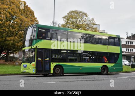 Southern Vectis 1141 (HF09 BKA), ein Scania N230UD OmniCity, verhandelt den George Rondabout in Poole, Dorset, während er an Morebus vermietet ist. Stockfoto