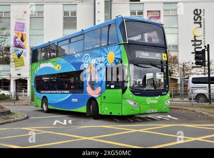 Morebus 1711 (HF66 DSX), ein Volvo B5TL mit MCV EvoSeti CO45/29F-Karosserie, kommt am Busbahnhof Poole in Dorset an. Stockfoto