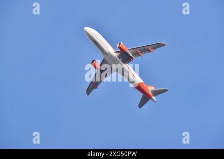 Der easyJet Airbus A320-214 G-EZUT wird kurz nach dem Start vom Flughafen Bournemouth gesehen. Stockfoto