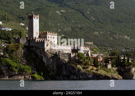 MALCESINE, ITALIEN - 13. JUNI 2024: Außenansicht des Castello Scaligero vom Gardasee aus Stockfoto