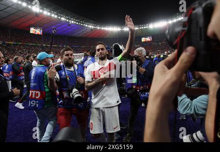 Berlin, Deutschland. Juli 2024. BERLIN, DEUTSCHLAND - 06. JULI: Hakan Calhanoglu aus Turkiye nach dem Viertelfinalspiel der UEFA EURO 2024 zwischen den Niederlanden und TŸrkiye im Olympiastadion am 06. Juli 2024 in Berlin. © diebilderwelt / Alamy Live News Stockfoto