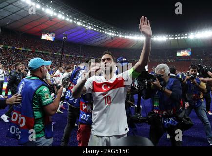 Berlin, Deutschland. Juli 2024. BERLIN, DEUTSCHLAND - 06. JULI: Hakan Calhanoglu aus Turkiye nach dem Viertelfinalspiel der UEFA EURO 2024 zwischen den Niederlanden und TŸrkiye im Olympiastadion am 06. Juli 2024 in Berlin. )© diebilderwelt / Alamy Live News Stockfoto