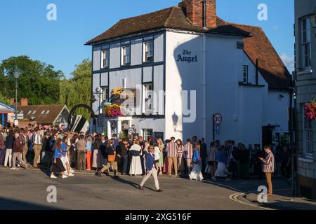 Schick gekleidete Henley Regatta Vistors packen vor dem Angel on the Bridge Public House in der späten Regatta Samstagabend Sonne Stockfoto