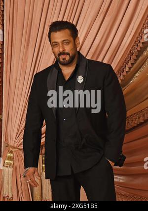 Mumbai, Indien. Juli 2024. Der Bollywood-Schauspieler Salman Khan posiert für ein Foto auf dem roten Teppich während der sangeet-Zeremonie von Anant Ambani und Radhika Merchant im Jio World Centre in Mumbai. Quelle: SOPA Images Limited/Alamy Live News Stockfoto