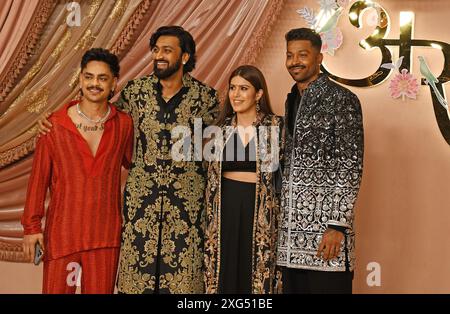 Mumbai, Indien. Juli 2024. Die indischen Cricketspieler Ishan Kishan, Krunal Pandya, Pankhuri Sharma (Ehefrau des Cricketers Krunal Pandya) und Hardik Pandya posieren für ein Foto auf dem roten Teppich während der sangeet Zeremonie von Anant Ambani und Radhika Merchant im Jio World Centre in Mumbai. Quelle: SOPA Images Limited/Alamy Live News Stockfoto