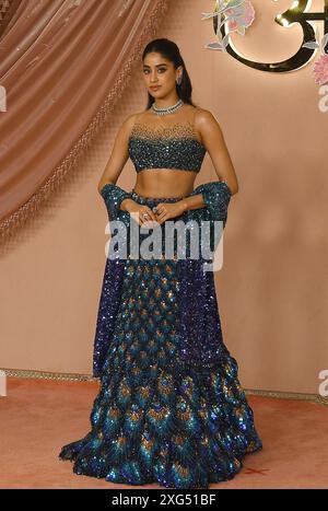 Mumbai, Indien. Juli 2024. Die Bollywood-Schauspielerin Janhvi Kapoor posiert für ein Foto auf dem roten Teppich während der sangeeten Zeremonie von Anant Ambani und Radhika Merchant im Jio World Centre in Mumbai. Quelle: SOPA Images Limited/Alamy Live News Stockfoto