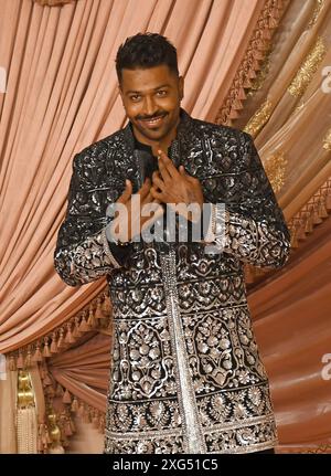 Mumbai, Indien. Juli 2024. Der indische Cricketspieler Hardik Pandya posiert für ein Foto auf dem roten Teppich während der Sangeet-Zeremonie von Anant Ambani und Radhika Merchant im Jio World Centre in Mumbai. Quelle: SOPA Images Limited/Alamy Live News Stockfoto