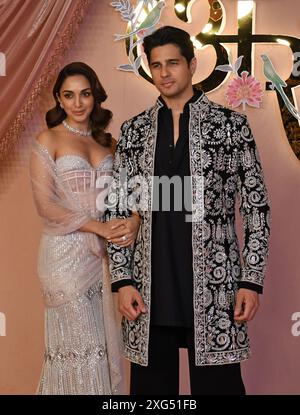 Mumbai, Indien. Juli 2024. Der Bollywood-Schauspieler Sidharth Malhotra posiert für ein Foto mit seiner Frau und der Schauspielerin Kiara Advani auf dem roten Teppich während der sangeeten Zeremonie von Anant Ambani und Radhika Merchant im Jio World Centre in Mumbai. Quelle: SOPA Images Limited/Alamy Live News Stockfoto