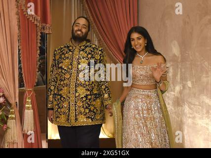 Mumbai, Indien. Juli 2024. Anant Ambani (Sohn des indischen Geschäftsmannes Mukesh Ambani) und seine Verlobte Radhika Merchant wurden während der sangeet Zeremonie im Jio World Centre in Mumbai auf dem roten Teppich gesehen. Quelle: SOPA Images Limited/Alamy Live News Stockfoto