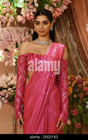 Mumbai, Indien. Juli 2024. Die Bollywood-Schauspielerin Khushi Kapoor posiert für ein Foto auf dem roten Teppich während der sangeeten Zeremonie von Anant Ambani und Radhika Merchant im Jio World Centre in Mumbai. Quelle: SOPA Images Limited/Alamy Live News Stockfoto