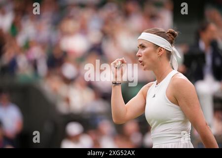 London, Großbritannien. Juli 2024. LONDON, ENGLAND - 06. JULI: Elina Svitolina aus der Ukraine im Kampf gegen Ons Jabeur aus Tunesien im Spiel der Ladies Singles in der dritten Runde während des sechsten Tages der Meisterschaft Wimbledon 2024 im All England Lawn Tennis and Croquet Club am 06. Juli 2024 in London. Quelle: MB Media Solutions/Alamy Live News Stockfoto