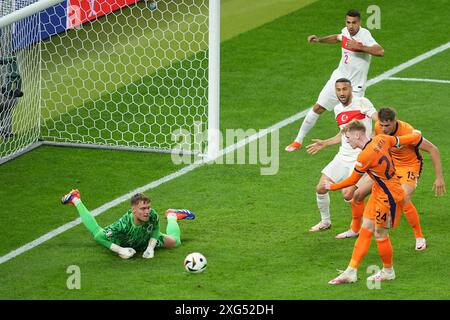 Berlin, Deutschland. Juli 2024. Fußball, UEFA Euro 2024, Europameisterschaft, Niederlande - Türkei, Endrunde, im Viertelfinale des Olympiastadions Berlin räumt Jerdy Schouten aus den Niederlanden (r/Bottom) den Ball nach einer Rückgabe durch Torhüter Bart Verbruggen (l) aus der Gefahrenzone. Quelle: Michael Kappeler/dpa/Alamy Live News Stockfoto