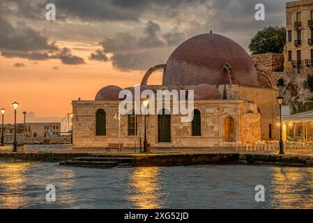 Hasan Pascha Moschee im venezianischen Hafen bei Sonnenaufgang, Chania, Griechenland, 17. Oktober 2017 Stockfoto