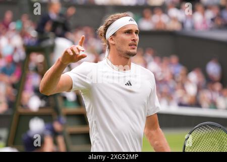 London, Großbritannien. Juli 2024. LONDON, ENGLAND - 06. JULI: Alexander Zverev aus Deutschland reagiert im Spiel der dritten Runde der Männer im Einzelspiel gegen Cameron Norrie aus Großbritannien während des sechsten Tages der Meisterschaft Wimbledon 2024 im All England Lawn Tennis and Croquet Club am 06. Juli 2024 in London, England Credit: MB Media Solutions/Alamy Live News Stockfoto