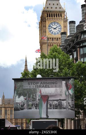 London, England, Großbritannien. Juli 2024. Ein großer Bildschirm mit der Aufschrift "˜Stop Armierung Israel" befindet sich unter dem Uhrenturm von Westminsters Big Ben. Demonstranten versammelten sich in Westminster, um KIER STARMER und der neuen Labour-Regierung klarzumachen, dass es inakzeptabel ist, am Völkermord in Gaza mitschuldig zu sein, und dass ein sofortiger Waffenstillstand von Israel angestrebt werden sollte und dass Unternehmen im Vereinigten Königreich keine Waffen herstellen sollten, die von Israel verwendet werden im Krieg in Gaza und anderswo. Quelle: ZUMA Press, Inc./Alamy Live News Stockfoto
