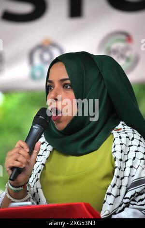 London, England, Großbritannien. Juli 2024. Labour MP für Pappel und Limehouse APSANA BEGUM spricht mit der versammelten Menge von einer Bühne auf dem Embankment. Demonstranten versammelten sich in Westminster, um KIER STARMER und der neuen Labour-Regierung klarzumachen, dass es inakzeptabel ist, am Völkermord in Gaza mitschuldig zu sein, und dass ein sofortiger Waffenstillstand von Israel angestrebt werden sollte und dass Unternehmen im Vereinigten Königreich keine Waffen herstellen sollten, die von Israel verwendet werden im Krieg in Gaza und anderswo. Quelle: ZUMA Press, Inc./Alamy Live News Stockfoto