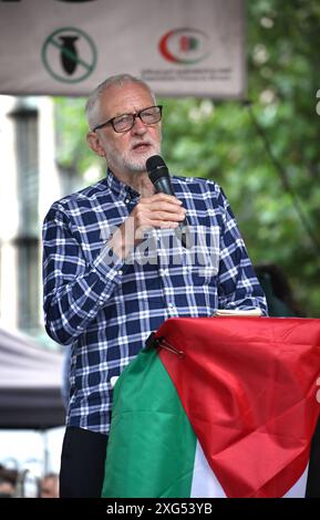 London, England, Großbritannien. Juli 2024. Der unabhängige Abgeordnete von Islington North JEREMY CORBYN spricht mit der versammelten Menge von einer Bühne auf dem Embankment. Demonstranten versammelten sich in Westminster, um KIER STARMER und der neuen Labour-Regierung klarzumachen, dass es inakzeptabel ist, am Völkermord in Gaza mitschuldig zu sein, und dass ein sofortiger Waffenstillstand von Israel angestrebt werden sollte und dass Unternehmen im Vereinigten Königreich keine Waffen herstellen sollten, die von Israel verwendet werden im Krieg in Gaza und anderswo. Quelle: ZUMA Press, Inc./Alamy Live News Stockfoto