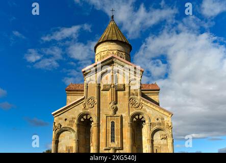 Dreischiffige Kreuzkuppelkirche von Samtavisi, reich verzierte fünfbogige Ostfassade mit Kreuz, verzierten Fenstern und zwei Rauten, Samtavisi, Inn Stockfoto