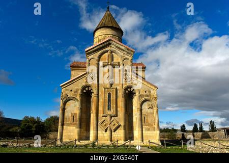 Dreischiffige Kreuzkuppelkirche von Samtavisi, reich verzierte fünfbogige Ostfassade mit Kreuz, verzierten Fenstern und zwei Rauten, Samtavisi, Inn Stockfoto