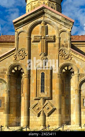 Reich verzierte fünfbogige Ostfassade mit Kreuz, verzierten Fenstern und zwei Rauten der Kreuzkuppelkirche Samtavisi, Samtavisi, Inner Kart Stockfoto