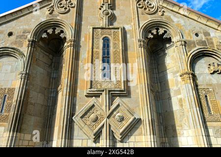 Reich verzierte fünfbogige Ostfassade mit verzierten Fenstern und zwei Rauten der Kreuzkuppelkirche Samtavisi, Samtavisi, Inneres Kartli, Geo Stockfoto