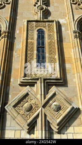 Reich verzierte fünfbogige Ostfassade mit verzierten Fenstern und zwei Rauten der Kreuzkuppelkirche Samtavisi, Samtavisi, Inneres Kartli, Geo Stockfoto