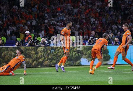 Berlin, Deutschland. Juli 2024. Niederländische Spieler feiern, nachdem die Niederlande im Viertelfinale der UEFA EURO 2024 ein Tor geschossen haben. Quelle: Oleksandr Prykhodko/Alamy Live News Stockfoto