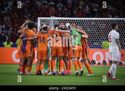 Berlin, Deutschland. Juli 2024. Niederländische Spieler feiern, nachdem die Niederlande das Viertelfinalspiel der UEFA EURO 2024 gegen die Türkei gewonnen haben. Quelle: Oleksandr Prykhodko/Alamy Live News Stockfoto