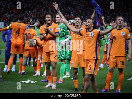 Berlin, Deutschland. Juli 2024. Niederländische Spieler feiern, nachdem die Niederlande das Viertelfinalspiel der UEFA EURO 2024 gegen die Türkei gewonnen haben. Quelle: Oleksandr Prykhodko/Alamy Live News Stockfoto