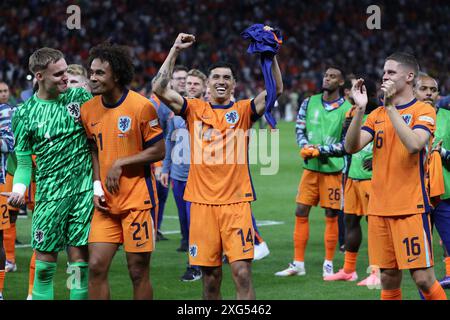 Berlin, Deutschland. Juli 2024. Niederländische Spieler feiern, nachdem die Niederlande das Viertelfinalspiel der UEFA EURO 2024 gegen die Türkei gewonnen haben. Quelle: Oleksandr Prykhodko/Alamy Live News Stockfoto